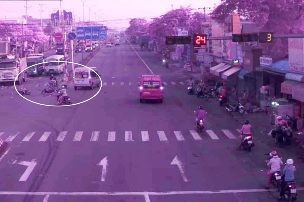 Bắt tài xế xe khách cố lao kịp đèn xanh, tông thương vong 3 người - 3 Bắt tài xế xe khách cố lao kịp đèn xanh, tông thương vong 3 người - 3