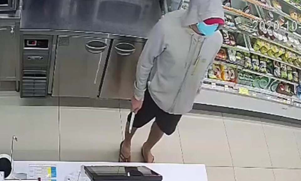 Bắt thanh niên xông vào cửa hàng tiện lợi cướp tiền - 1 Bắt thanh niên xông vào cửa hàng tiện lợi cướp tiền - 1