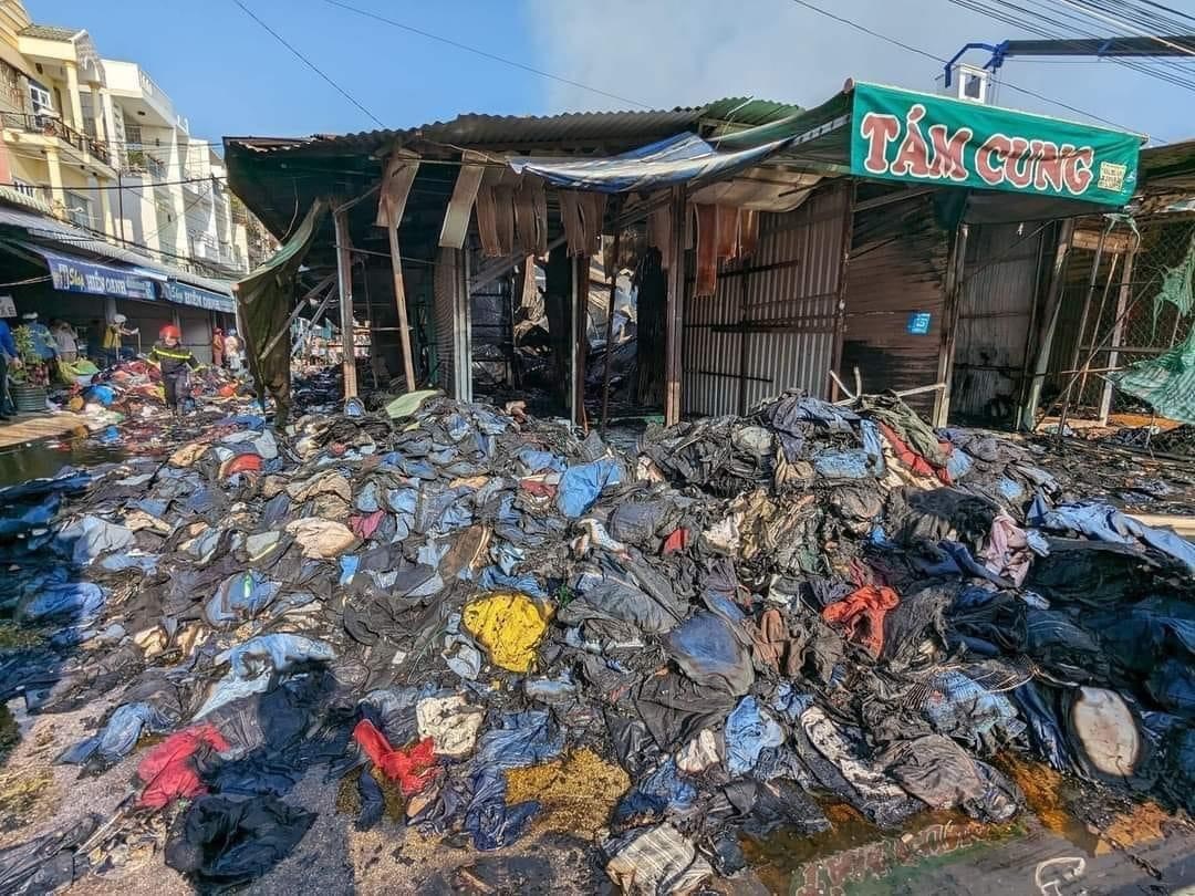 Cháy chợ quần áo cũ lớn nhất miền Tây, cả trăm sạp hàng bị thiêu rụi - 2