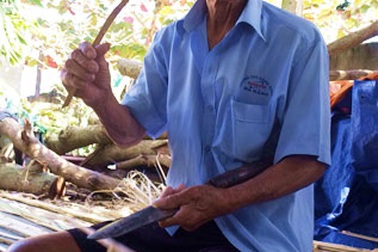 Ông lão không chân “giữ lửa” nghề đan thúng chai xuất ngoại