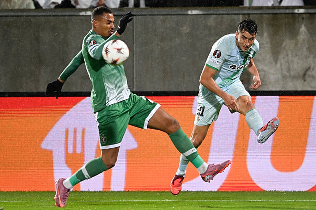 Đội bóng của Antony thăng hoa, AS Roma 3 lần hỏng phạt đền ở Europa League - 1