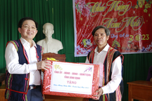 Quà Tết đến với đồng bào Bana ở Bình Định