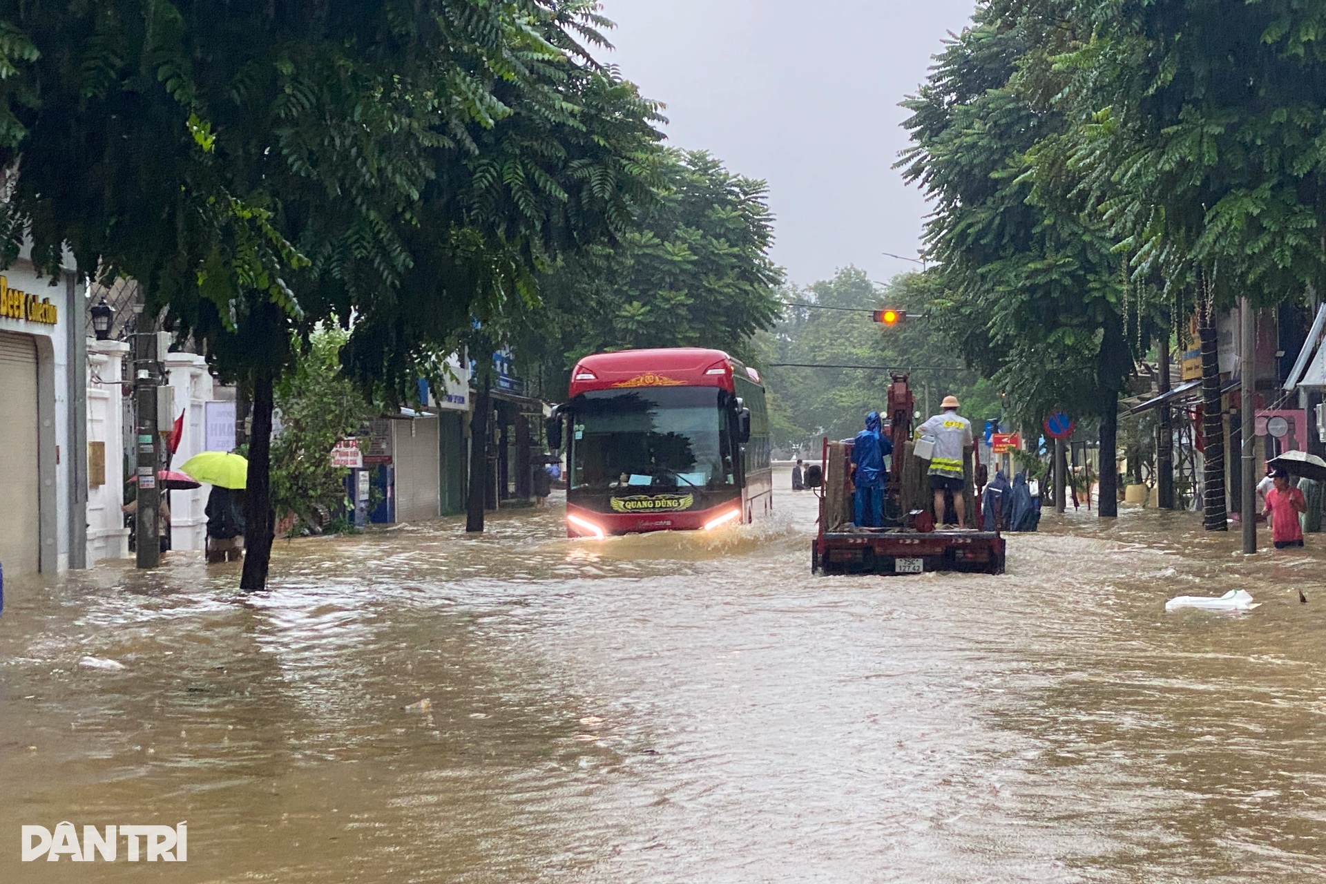 Lũ bao vây Kinh thành Huế, đường vào Đại nội nước chảy cuồn cuộn - 13 Lũ bao vây Kinh thành Huế, đường vào Đại nội nước chảy cuồn cuộn - 13