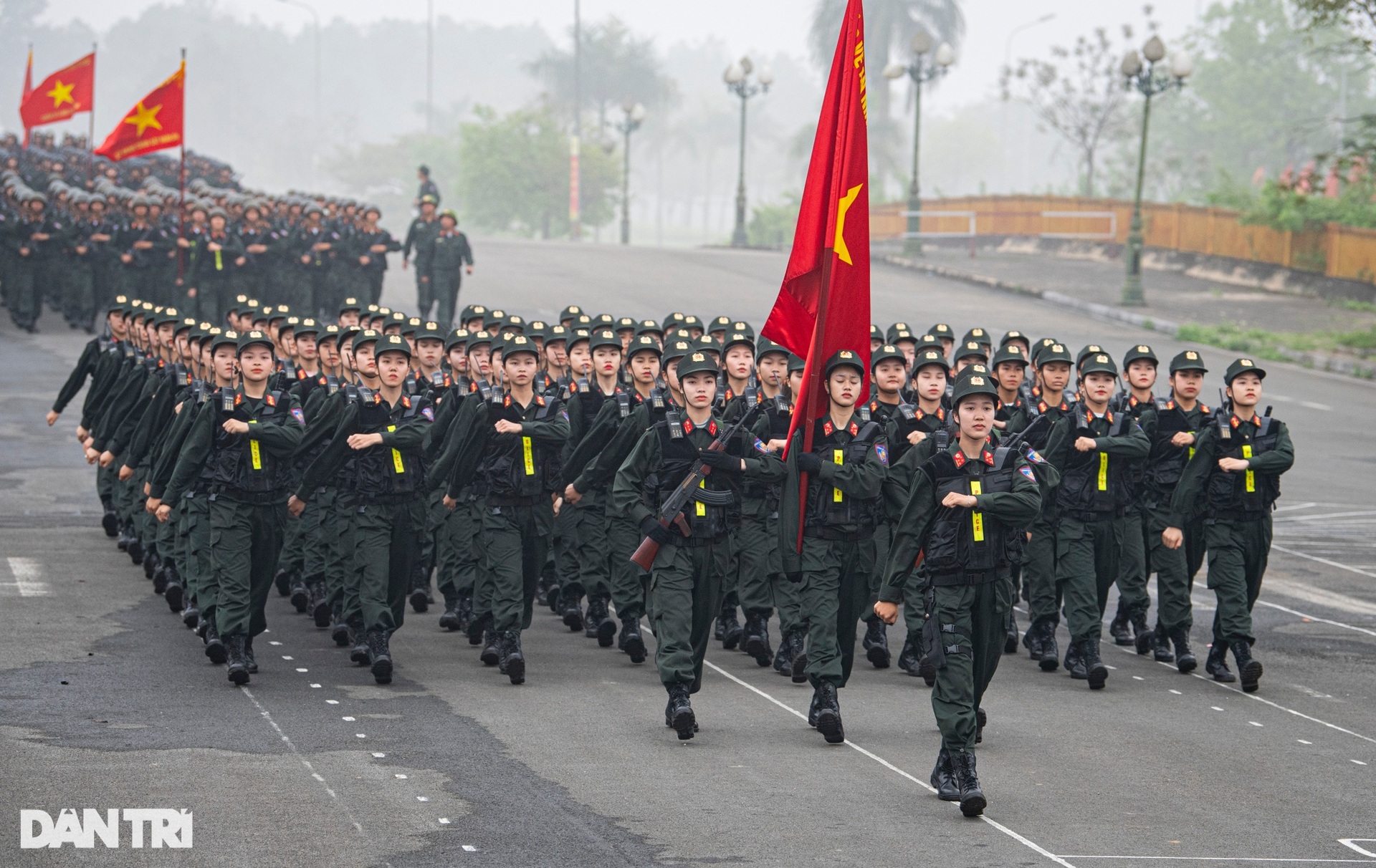 Ngắm những bóng hồng của lực lượng CSCĐ luyện tập diễu binh, diễu hành - 12