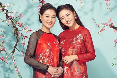 Văn Mai Hương khoe mẹ ruột trẻ trung, xinh đẹp trong tà áo dài xuân