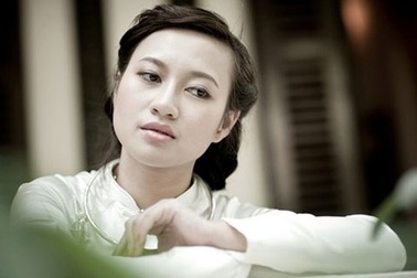 Khánh Linh tái xuất với “Mùa hoa trở lại”