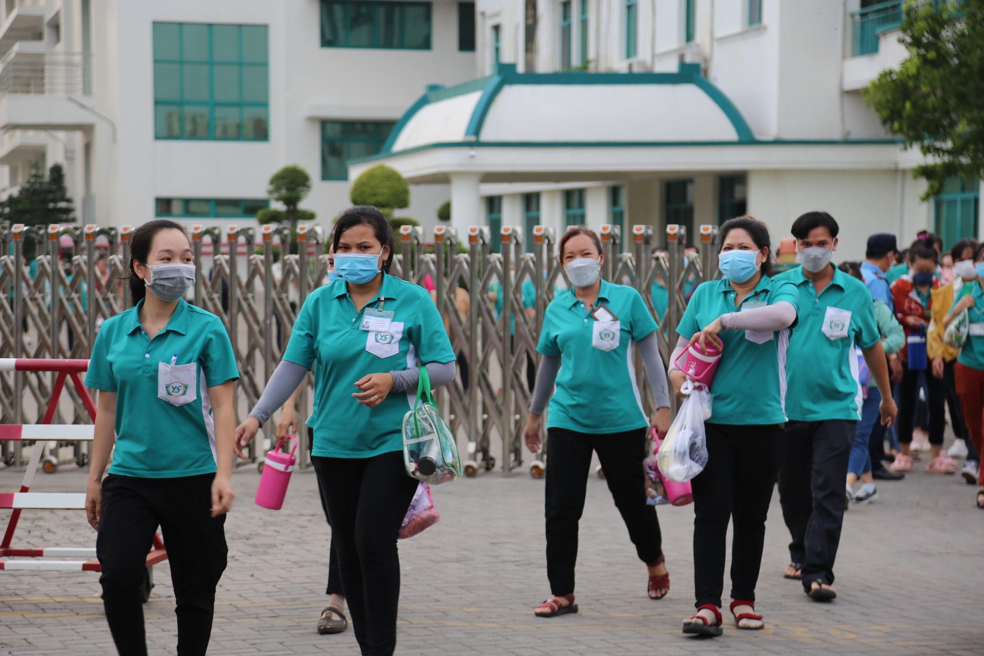 Doanh nghiệp cắn răng cắt giảm người, công nhân ăn mì gói cầm cự - 2 Doanh nghiệp cắn răng cắt giảm người, công nhân ăn mì gói cầm cự - 2