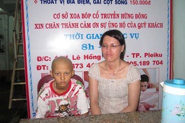 Mẹ khiếm thị chăm con bị ung thư giai đoạn cuối