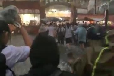 Học sinh Trường THPT Trần Hữu Trang, TPHCM lội nước ngập trong sân trường