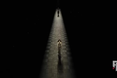 Người mẫu để ngực trần, dùng tay che chắn khi catwalk