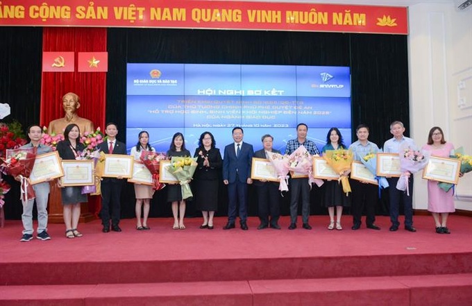 Ban Tổ chức trao cờ lưu niệm cho các đội dự thi Vòng sơ khảo khu vực miền Bắc.