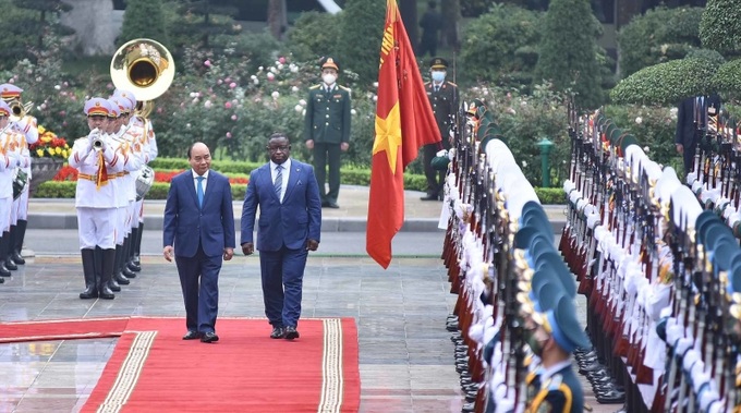 Chủ tịch nước Nguyễn Xuân Phúc và Phu nhân chủ trì lễ đón Tổng thống Sierra Leone cùng Phu nhân và đoàn đại biểu cấp cao Sierra Leone thăm chính thức Việt Nam
