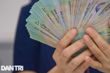 Lãi suất cao, người dân ùn ùn gửi tiền vào ngân hàng