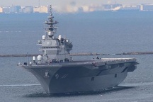 Hành động "lạ" của thủy thủ tàu Trung Quốc khi tàu chiến Nhật Bản qua Biển Đông