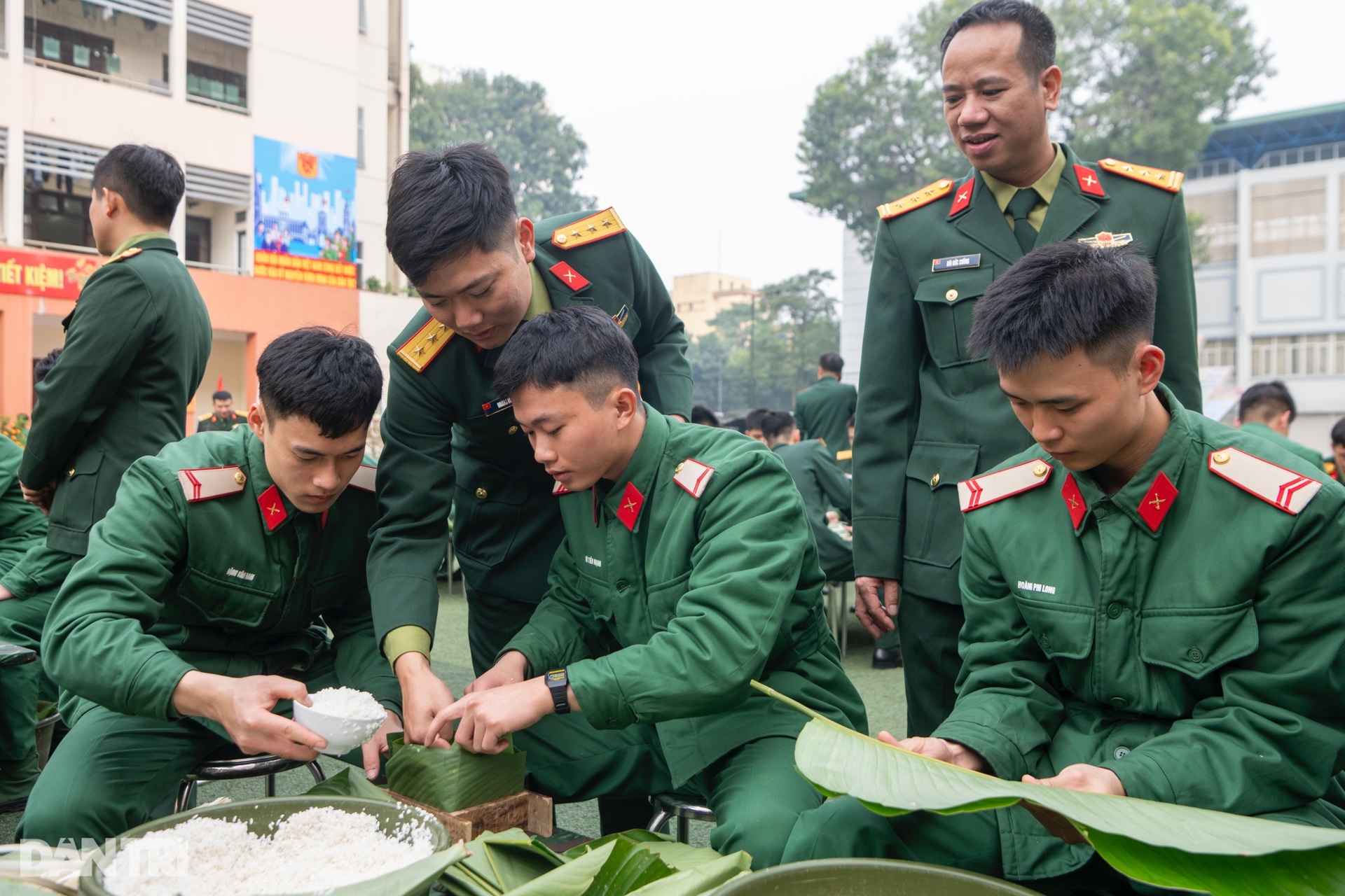 Chiến sĩ Lữ đoàn cận vệ trổ tài gói 4.000 nghìn chiếc bánh chưng đón Tết - 4 Chiến sĩ Lữ đoàn cận vệ trổ tài gói 4.000 nghìn chiếc bánh chưng đón Tết - 4