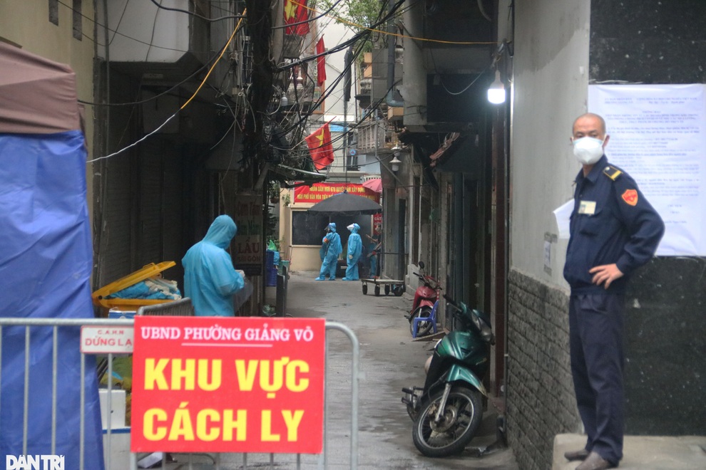 Hà Nội: Dựng rào chắn cao 2 m trước cửa UBND phường để chống dịch - 7 Hà Nội: Dựng rào chắn cao 2 m trước cửa UBND phường để chống dịch - 7