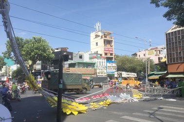 Sập cổng chào nặng hàng trăm kilogram, một cháu nhỏ bị thương