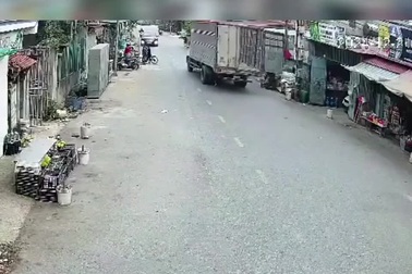 Tài xế quên cài chốt, cửa thùng xe tải hất ngã một phụ nữ gây chấn thương