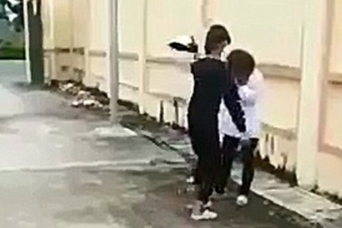 Điều tra vụ nữ sinh bị đánh bằng mũ bảo hiểm