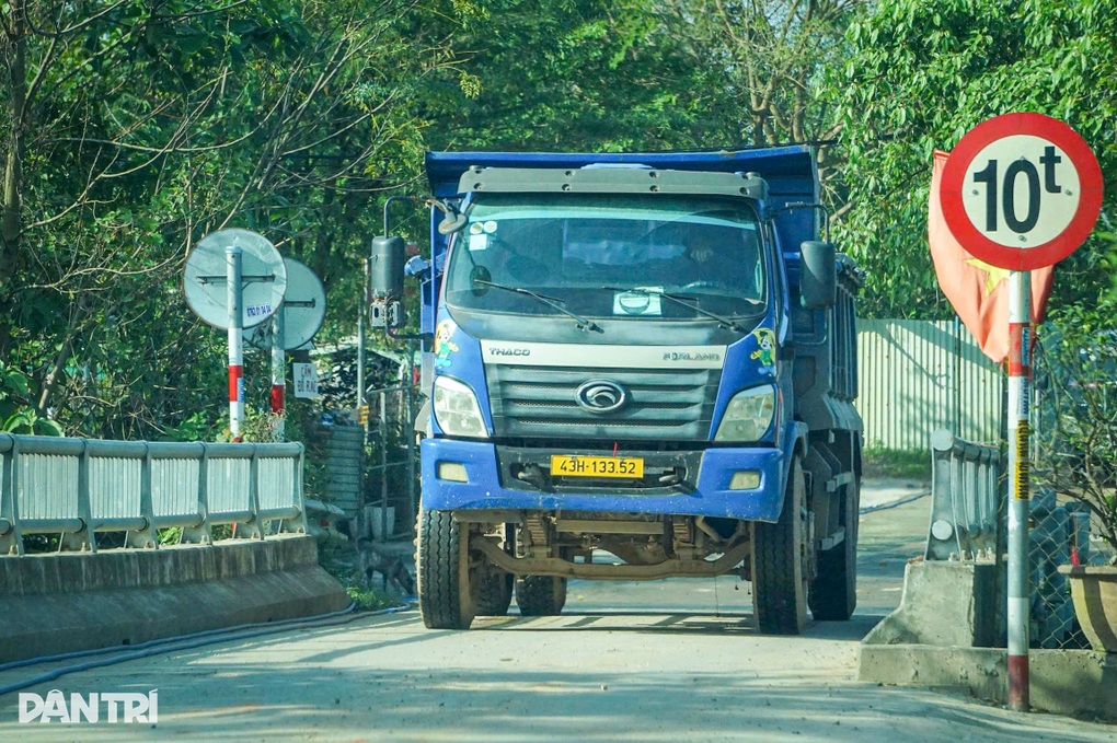Ô tô tải trọng lớn đi vào đường dân sinh dù có biển cấm xe trên 7,5 tấn - 2 Ô tô tải trọng lớn đi vào đường dân sinh dù có biển cấm xe trên 7,5 tấn - 2