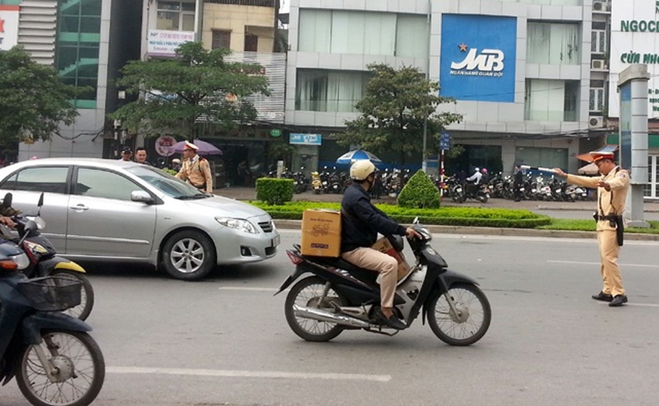 Cảnh sát giao thông sẽ được trang bị súng ngắn, súng trường, súng tiểu liên - 2 Cảnh sát giao thông sẽ được trang bị súng ngắn, súng trường, súng tiểu liên - 2