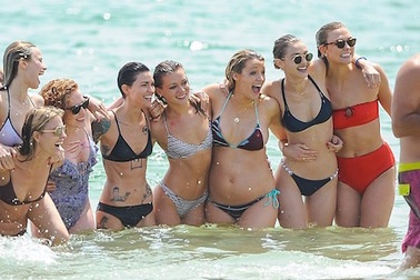 Ngất ngây khi loạt người đẹp cùng nhau thả dáng trong “đại tiệc” bikini