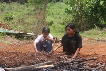 Mẹ mất, căn nhà bị đốt rụi trong ngày làm ma cho bố, 2 con mồ côi lay lắt