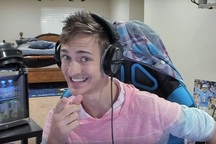 Ngồi nhà chơi điện tử, kiếm hơn 11 tỷ đồng/tháng