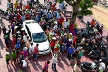 Đôi nam nữ nghi bắt cóc trẻ em, quỳ lạy xin tha vì bị dọa đánh