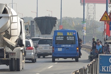 Nạn xe “dù”, bến “cóc”:  Lúng túng trong việc xử phạt (!?)