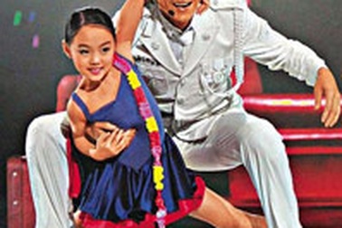 Lưu Đức Hoa khiêu vũ cùng con gái Lý Liên Kiệt