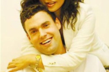 Tác giả của "Bóng đè" đã sinh con gái! 