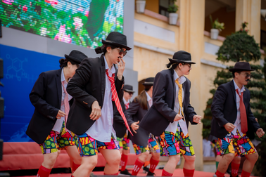 Phó hiệu trưởng mặc quần đùi nhảy "cực sung" trong lễ bế giảng