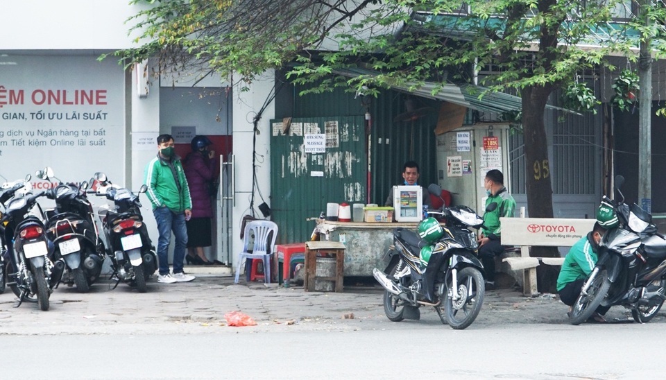 Hà Nội: Nhiều quán trà đá vỉa hè mọc trở lại bất chấp lệnh cấm - 5 Hà Nội: Nhiều quán trà đá vỉa hè mọc trở lại bất chấp lệnh cấm - 5