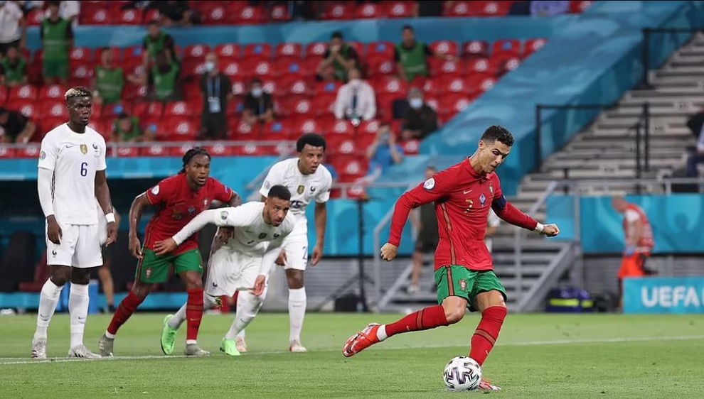 C.Ronaldo bị ném nguyên chai nước ngọt khi ăn mừng bàn thắng - 6 C.Ronaldo bị ném nguyên chai nước ngọt khi ăn mừng bàn thắng - 6