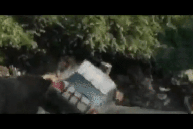 Tê giác “nổi cơn điên”, húc ô tô chở khách “lăn tròn như bi”