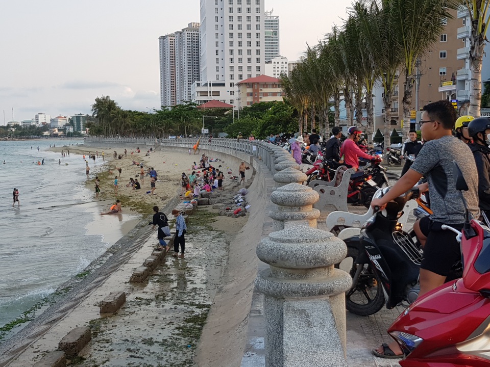 Nha Trang lập chốt, yêu cầu người dân không tụ tập trên bãi biển - 2 Nha Trang lập chốt, yêu cầu người dân không tụ tập trên bãi biển - 2