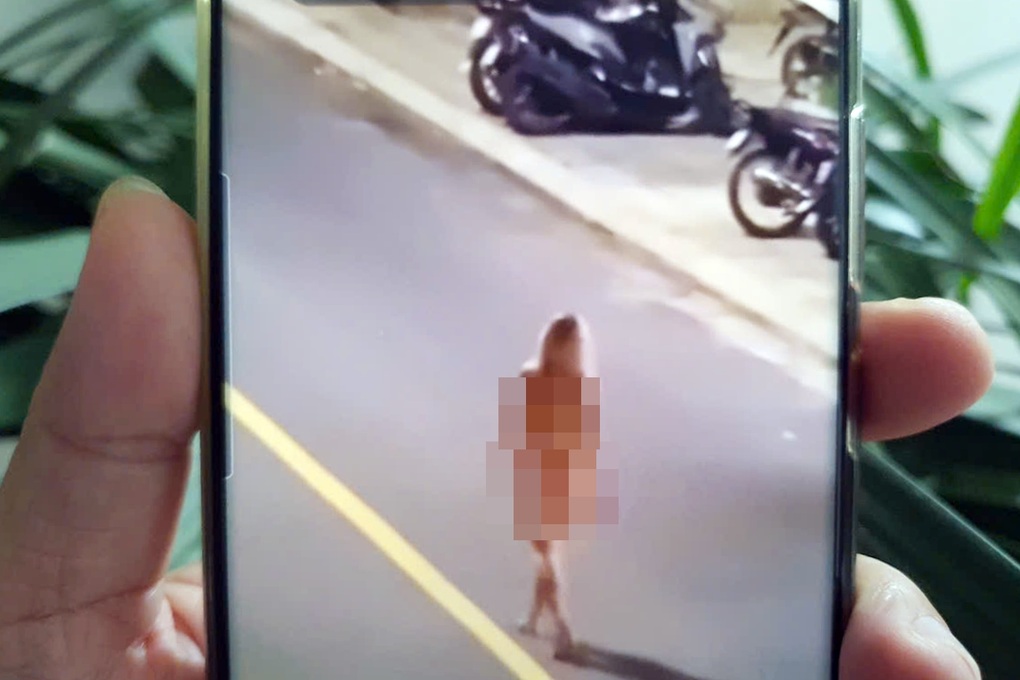 Xôn xao hình ảnh nữ du khách nước ngoài khỏa thân đi trên phố Nha Trang - 1 Xôn xao hình ảnh nữ du khách nước ngoài khỏa thân đi trên phố Nha Trang - 1