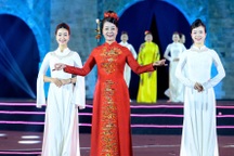 NSƯT Chiều Xuân diện áo dài mang cảm hứng hội họa quốc tế độc đáo