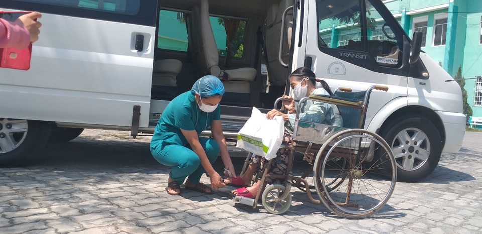 Đà Nẵng: Thêm 11 bệnh nhân mắc Covid-19 ra viện - 2 Đà Nẵng: Thêm 11 bệnh nhân mắc Covid-19 ra viện - 2