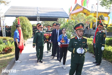 Truy điệu, an táng 10 hài cốt liệt sỹ quy tập trên đất Lào