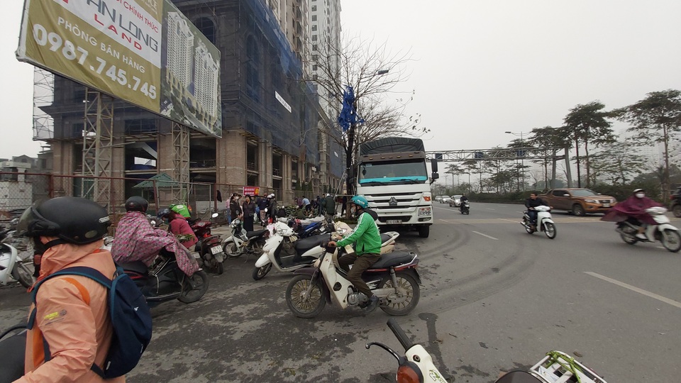 Dân Hà Nội đổ xô mua dưa hấu giải cứu nông dân các tỉnh phía Nam - 2 Dân Hà Nội đổ xô mua dưa hấu giải cứu nông dân các tỉnh phía Nam - 2