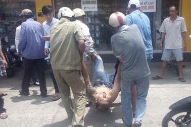 Thanh niên nước ngoài nghi ngáo đá, dọa giết tài xế taxi