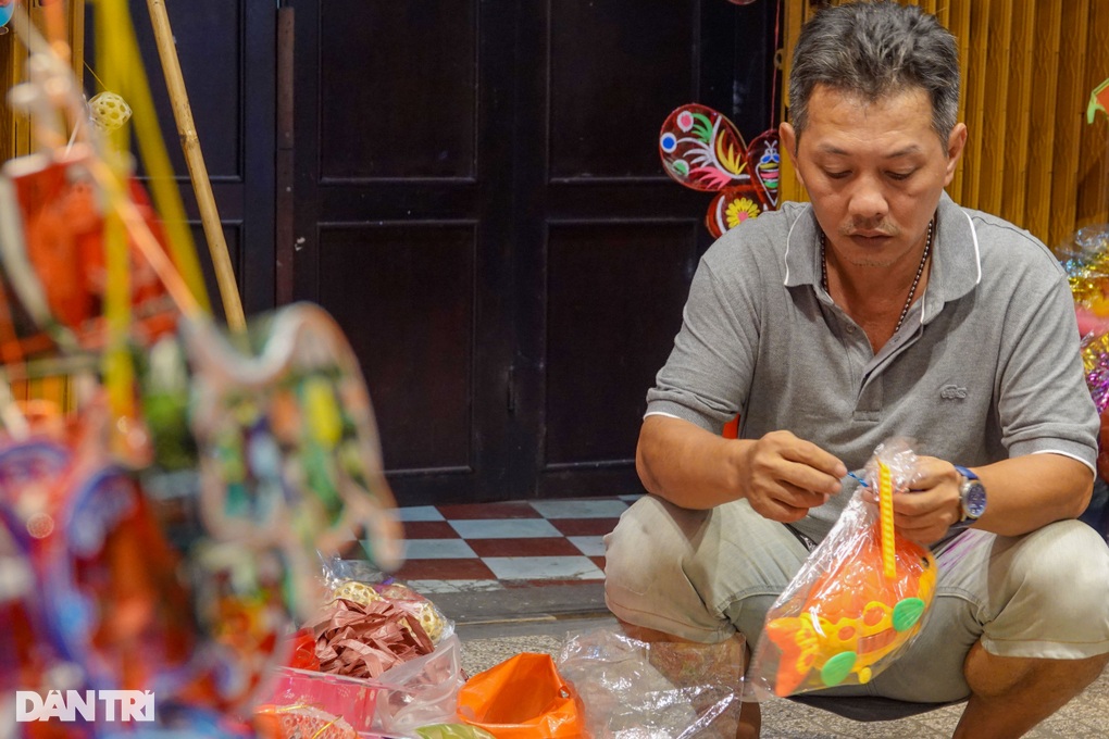 Khách đông nghịt, tiểu thương 3 ngày bán 500 chiếc lồng đèn siêu sốt - 2 Khách đông nghịt, tiểu thương 3 ngày bán 500 chiếc lồng đèn siêu sốt - 2