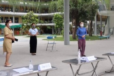 Đà Nẵng: Phụ huynh đến trường nhận đề và làm giám thị tại nhà