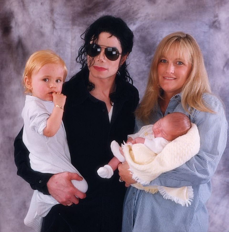 Lần hiếm hoi, cánh săn ảnh thấy 3 con của Michael Jackson xuất hiện cùng nhau - 6 Lần hiếm hoi, cánh săn ảnh thấy 3 con của Michael Jackson xuất hiện cùng nhau - 6