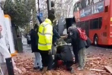 Định mệnh nghiệt ngã của bà mẹ tử vong trên đường đi đón con vì gạch rơi trúng đầu