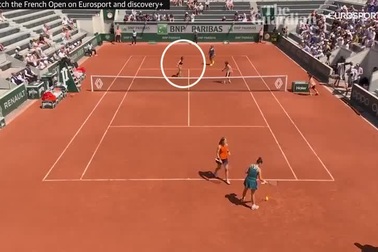 Tình huống Kato đánh bóng trúng người cô bé nhặt bóng