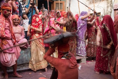 Lễ hội kỳ lạ, đàn ông ngồi cho phụ nữ nện thoải mái