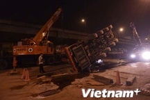 Xe cần cẩu lớn đổ chắn ngang đường trong đêm ở phố Nguyễn Xiển